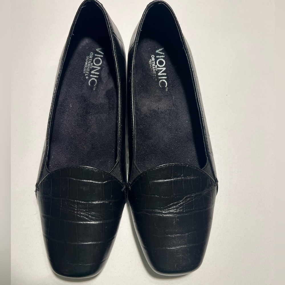 EUC Vionic Women's Dolores Black Croc Loafers with slight Heel Sz 7